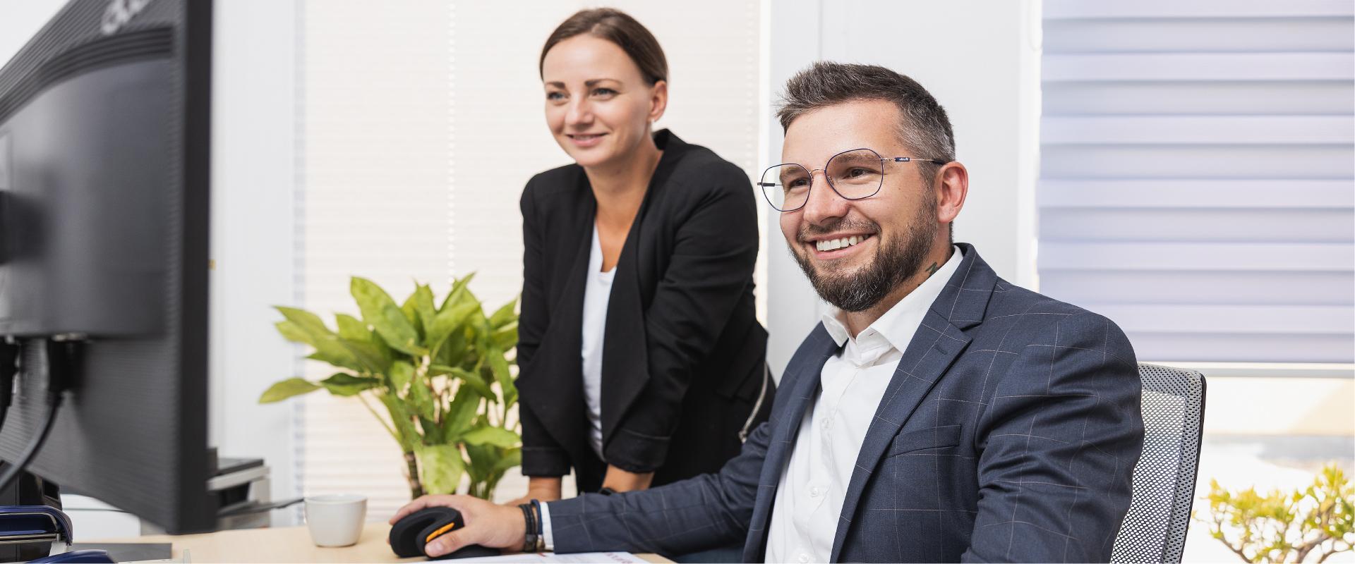 zwei Mitarbeiter vorm PC